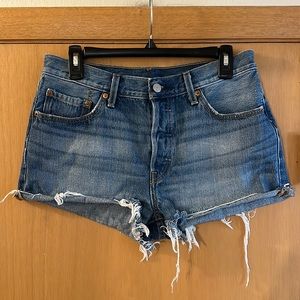 Levi’s Women’s 501 High Rise Cut Off Jean Shorts Button Fly Medium Wash Size 29